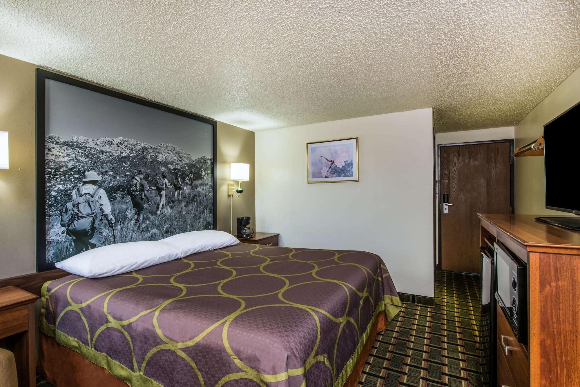 Super 8 By Wyndham Pueblo Hotell Eksteriør bilde