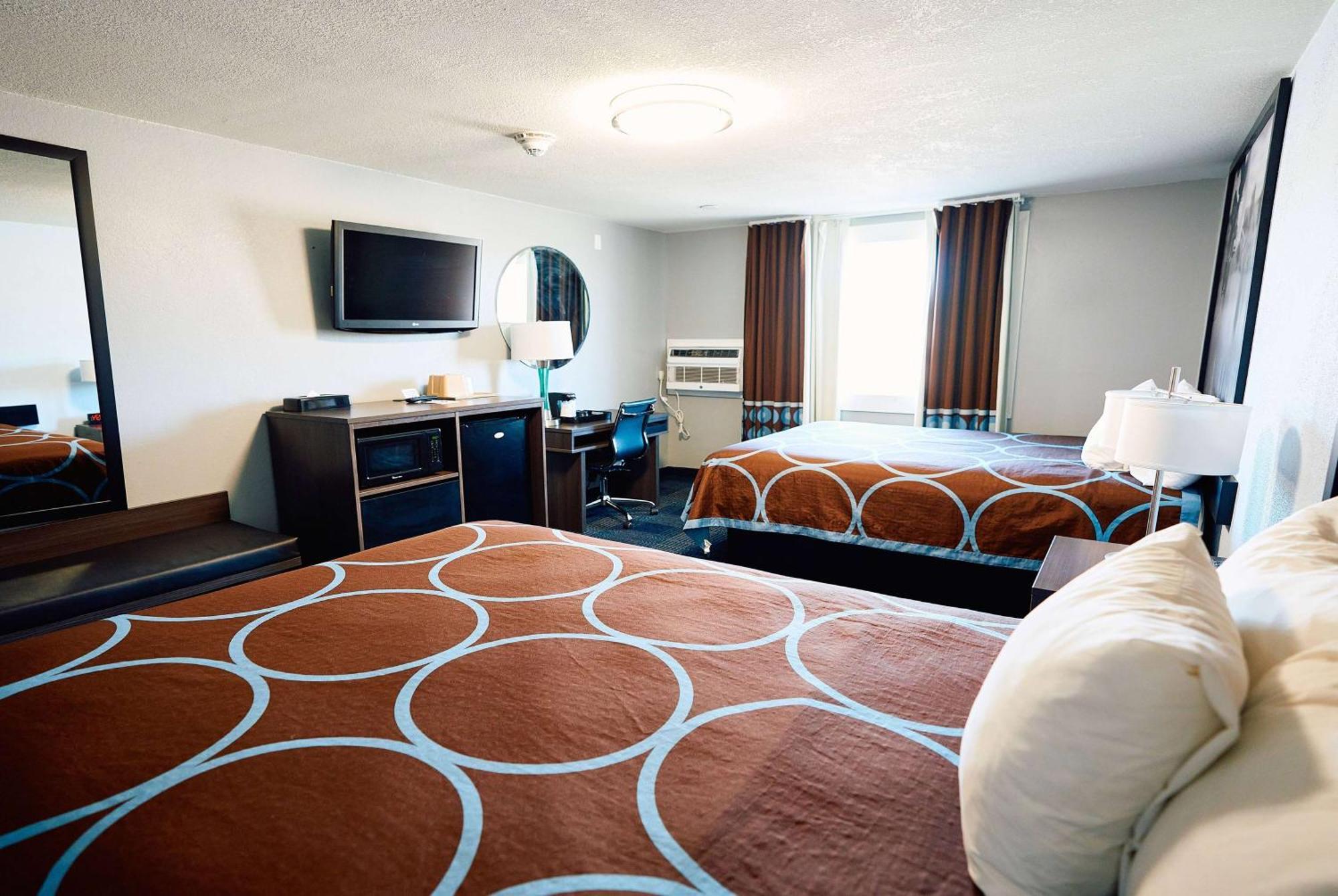 Super 8 By Wyndham Pueblo Hotell Eksteriør bilde