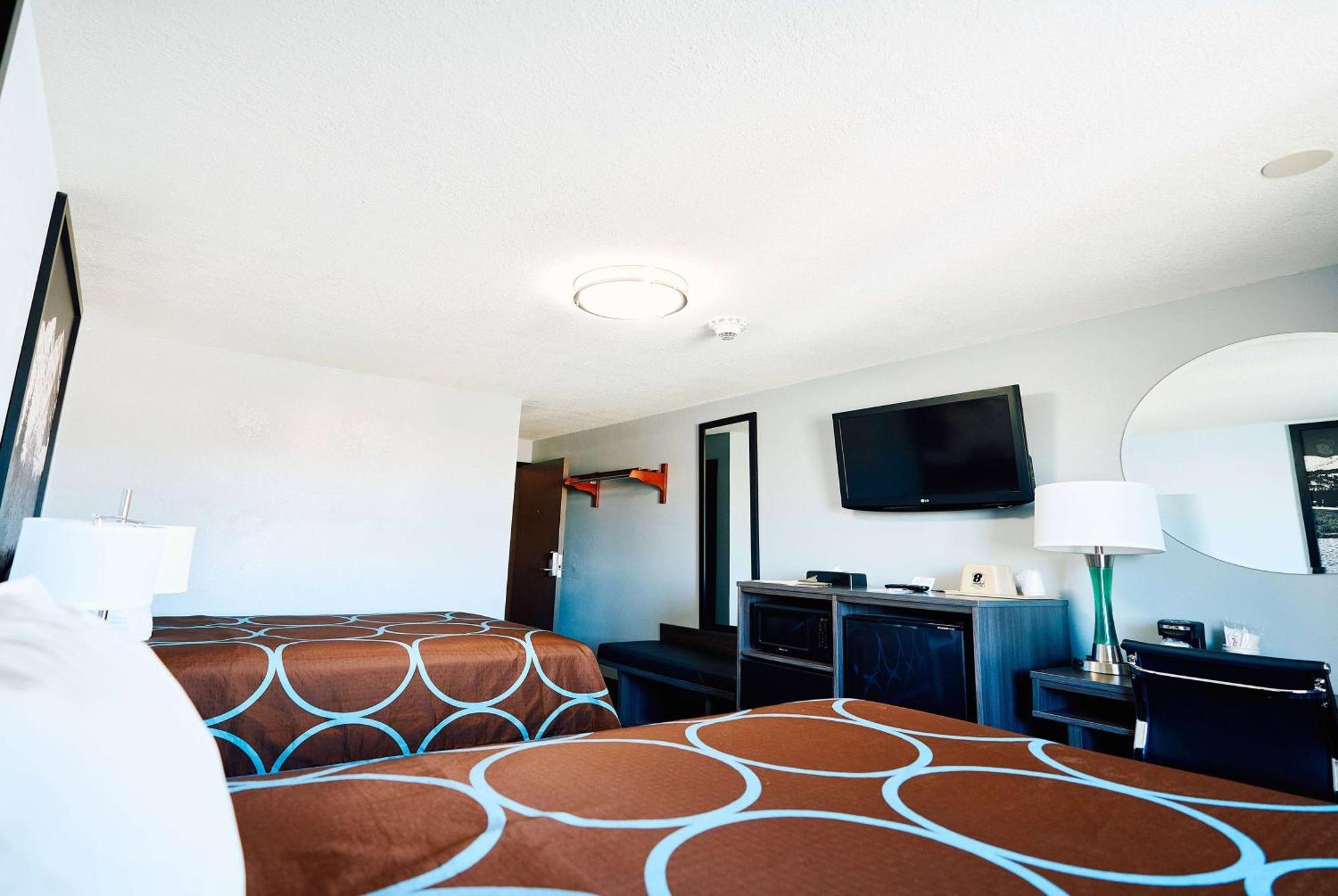 Super 8 By Wyndham Pueblo Hotell Eksteriør bilde