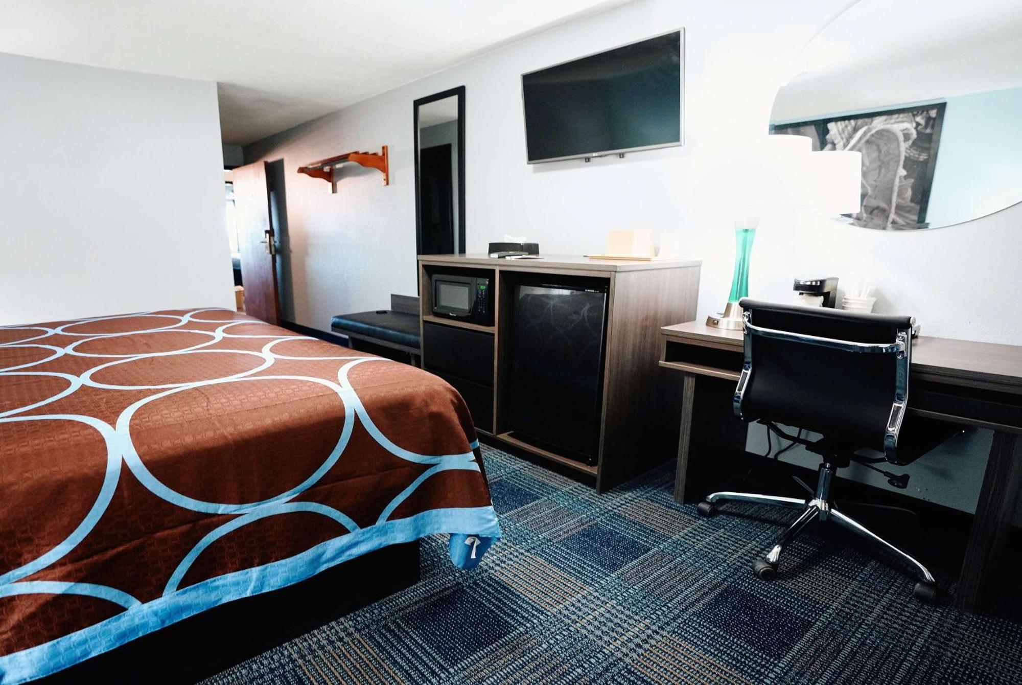 Super 8 By Wyndham Pueblo Hotell Eksteriør bilde