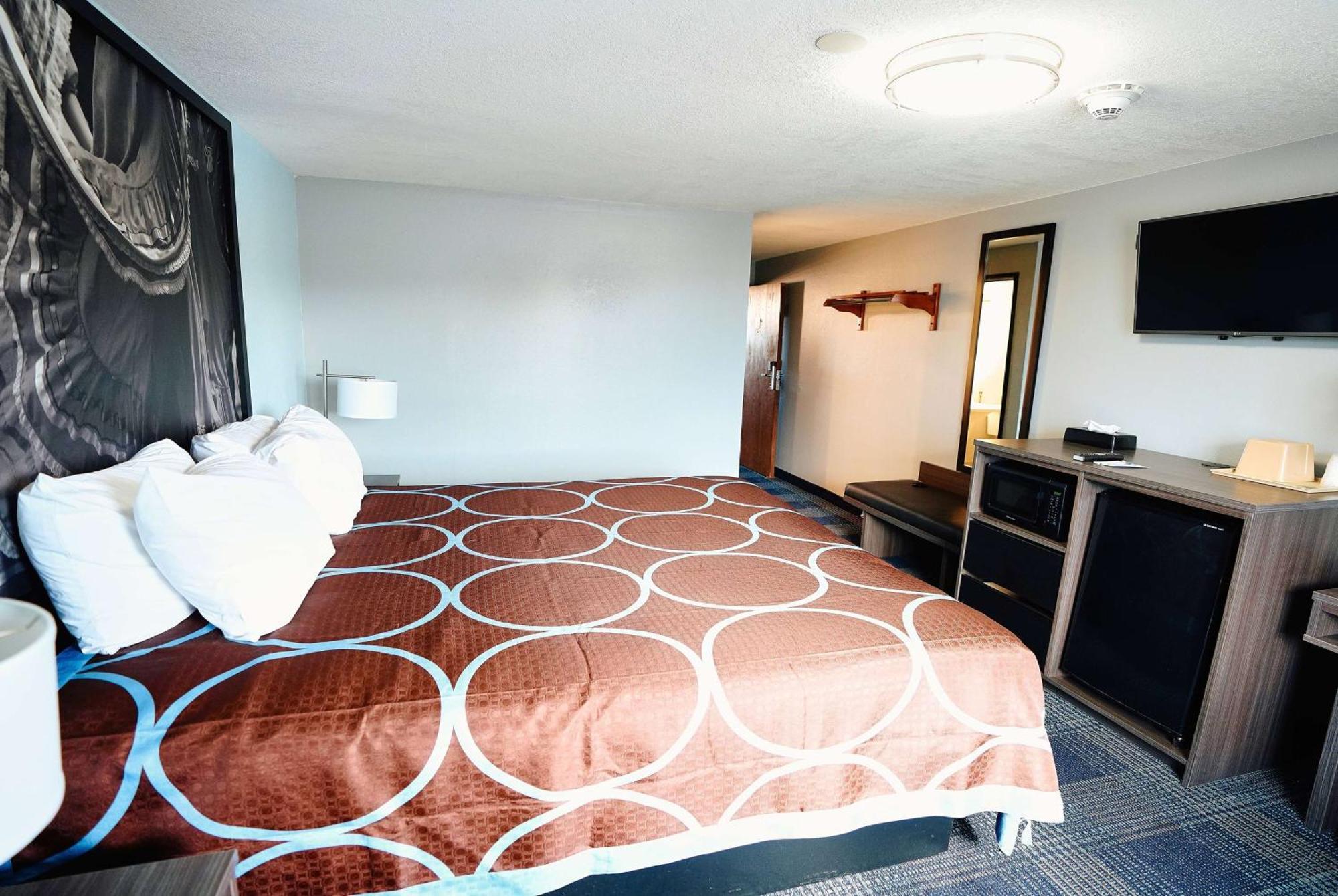 Super 8 By Wyndham Pueblo Hotell Eksteriør bilde