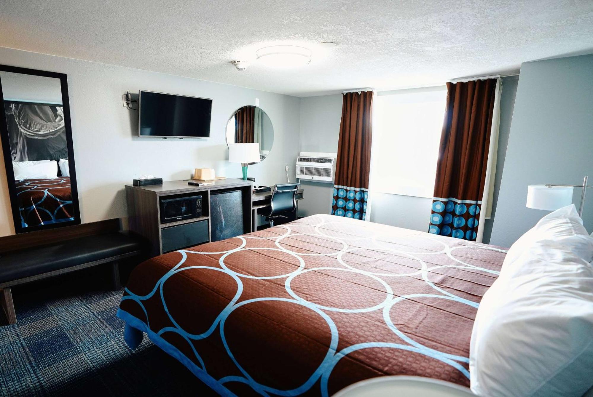 Super 8 By Wyndham Pueblo Hotell Eksteriør bilde
