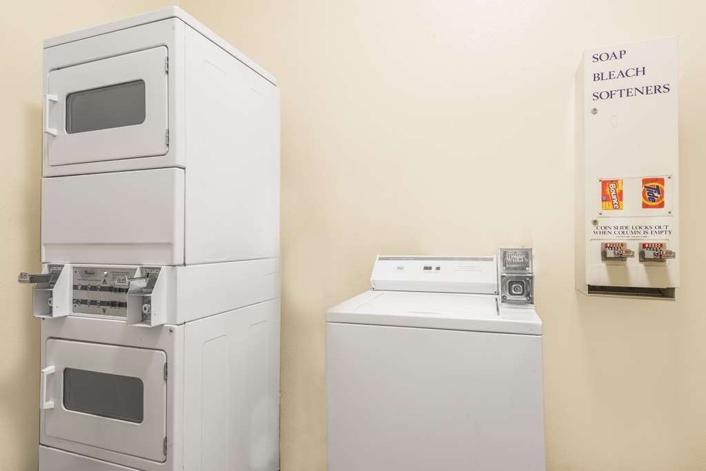 Super 8 By Wyndham Pueblo Hotell Fasiliteter bilde