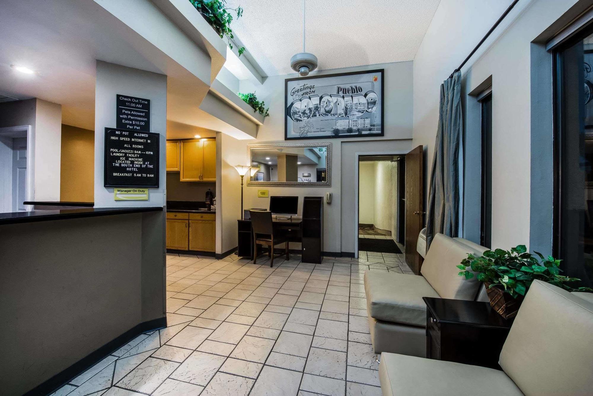 Super 8 By Wyndham Pueblo Hotell Eksteriør bilde